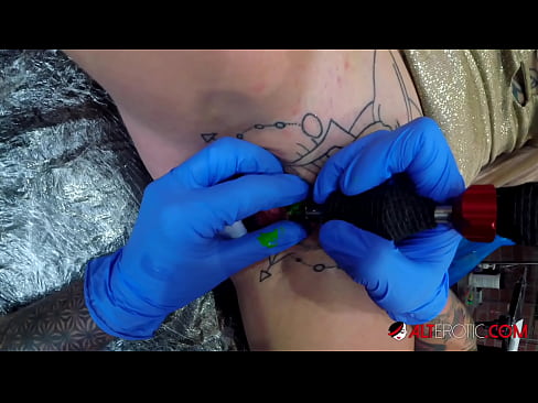 ❤️ La bomba Sully Savage, molt tatuada, es va tatuar al clítoris ❤️ Porno casolà al ca.tubsexercom.ru ﹏